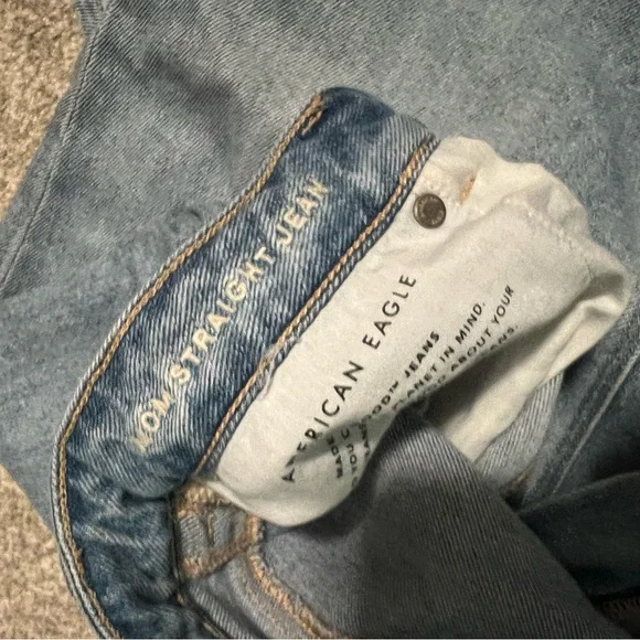NWOT American Eagle Mom Jeans - Picture 3 of 4